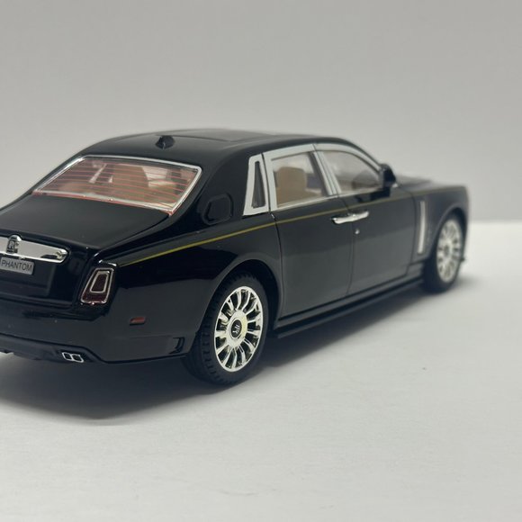 1:24 Rolls-Royce Phantom Metal Diecast  Black WITH LEDS Roll-Back - Picture 3 of 9